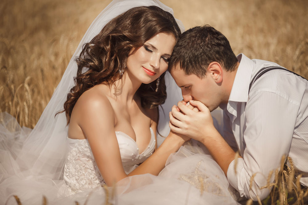 8 Ways to Know if a Guy Likes You