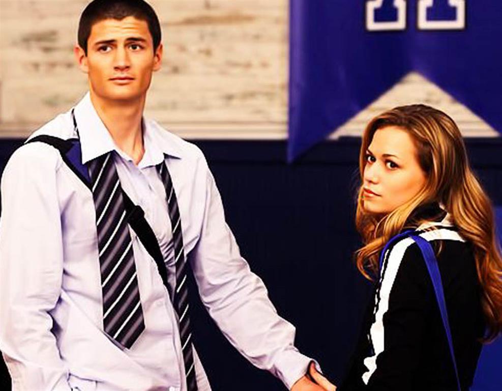 13 Ways to Make Yourself Charmingly Approachable to Guys