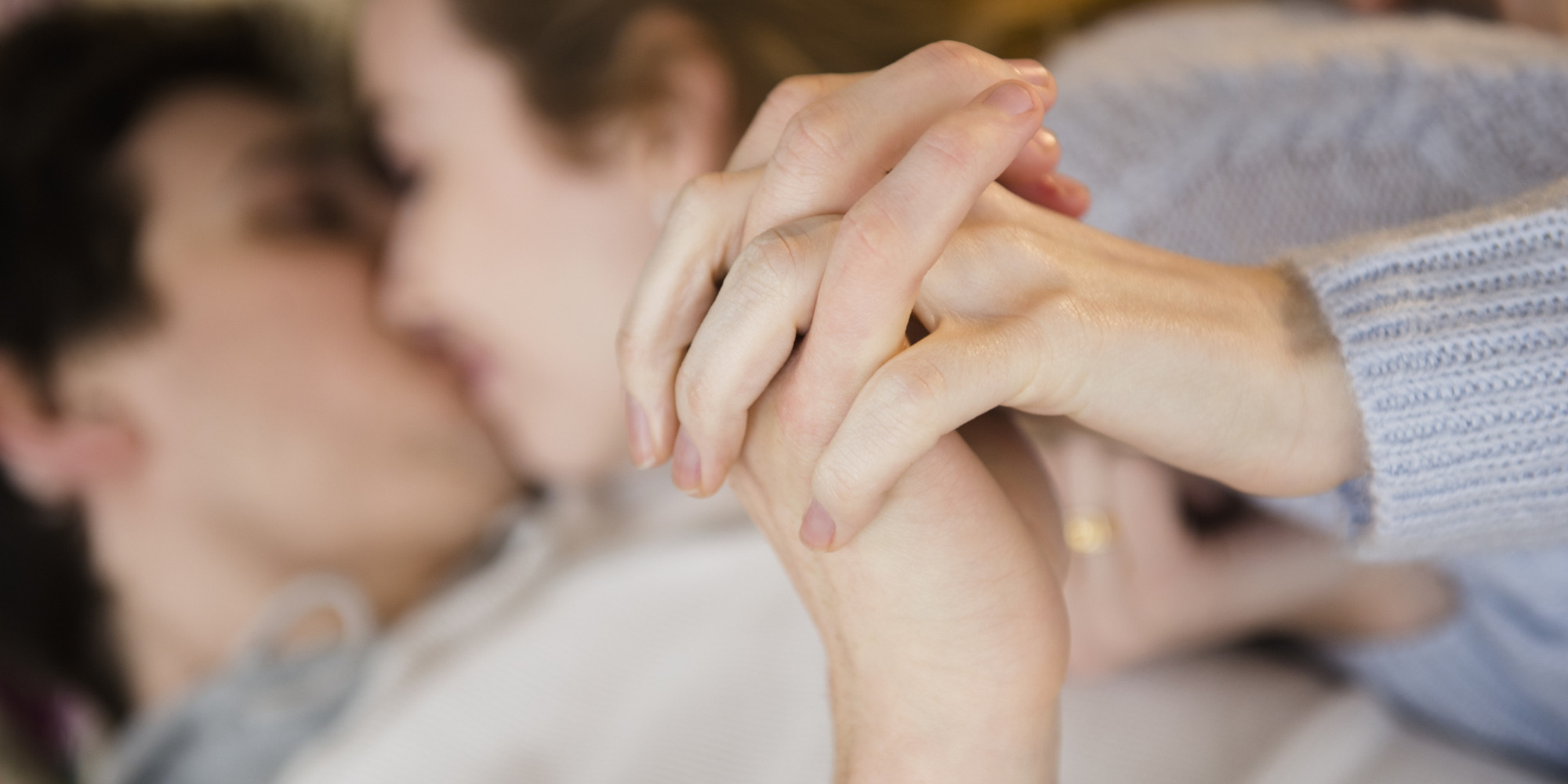 10 Subtle Hand Gestures To Make Your Date Fall For You-likelovequotes
