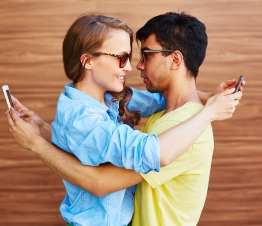Why 'Happy Couples' Post less about their Relationship on Social Media